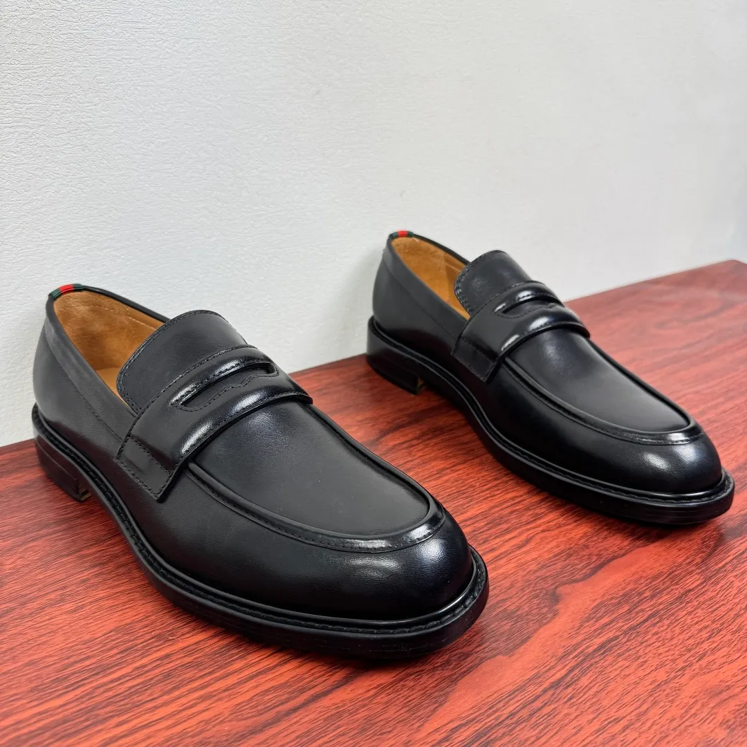 Batch 980 Gucci/Gucci new men's solid color leather loafers! These elegant loafers are crafted from soft glossy cowhide and are available in two styles. The upper is decorated with genuine leather buckles, adding low-key and unique logo pattern elements. Simple style design. Classic European and American last style. Standard style. Red and green webbing decoration on the heel embellishes brand style details. Select high-quality leather, look at the details for textured workmanship, dyed calfskin lining, uniform and delicate pores, soft and comfortable. Thickened leather outsole, composite rubber bottom sheet at the heel, excellent foot comfort, wear-resistant and non-slip, the first choice for light luxury, versatile for footwear, and comes with a full set of packaging! Size: 39-40-41-42-43-44 leather shoe size (38.45.46 can be customized) Item number: 812168 Leather black